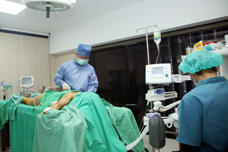 自體脂肪轉移豐胸隆乳:女孩大腿抽脂轉移勇敢蛻變