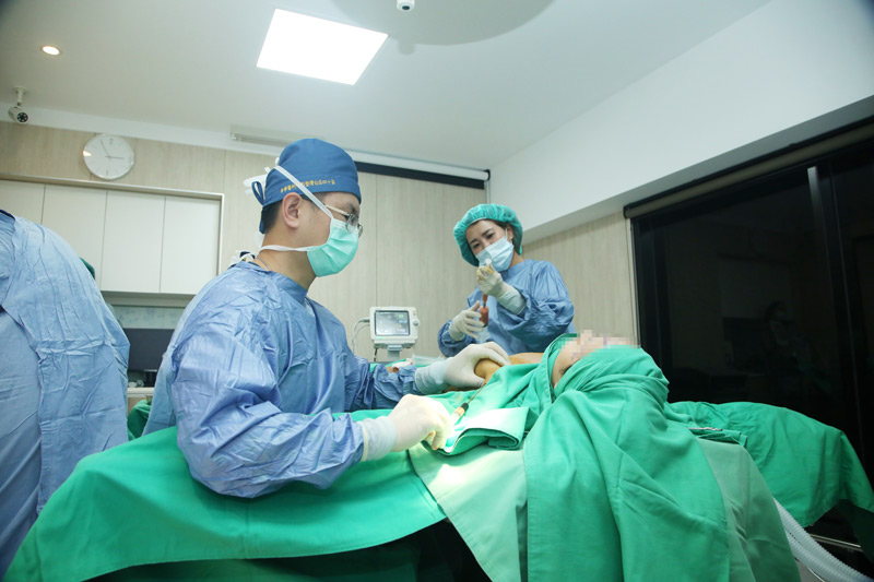 自體脂肪轉移豐胸隆乳:女孩大腿抽脂轉移勇敢蛻變