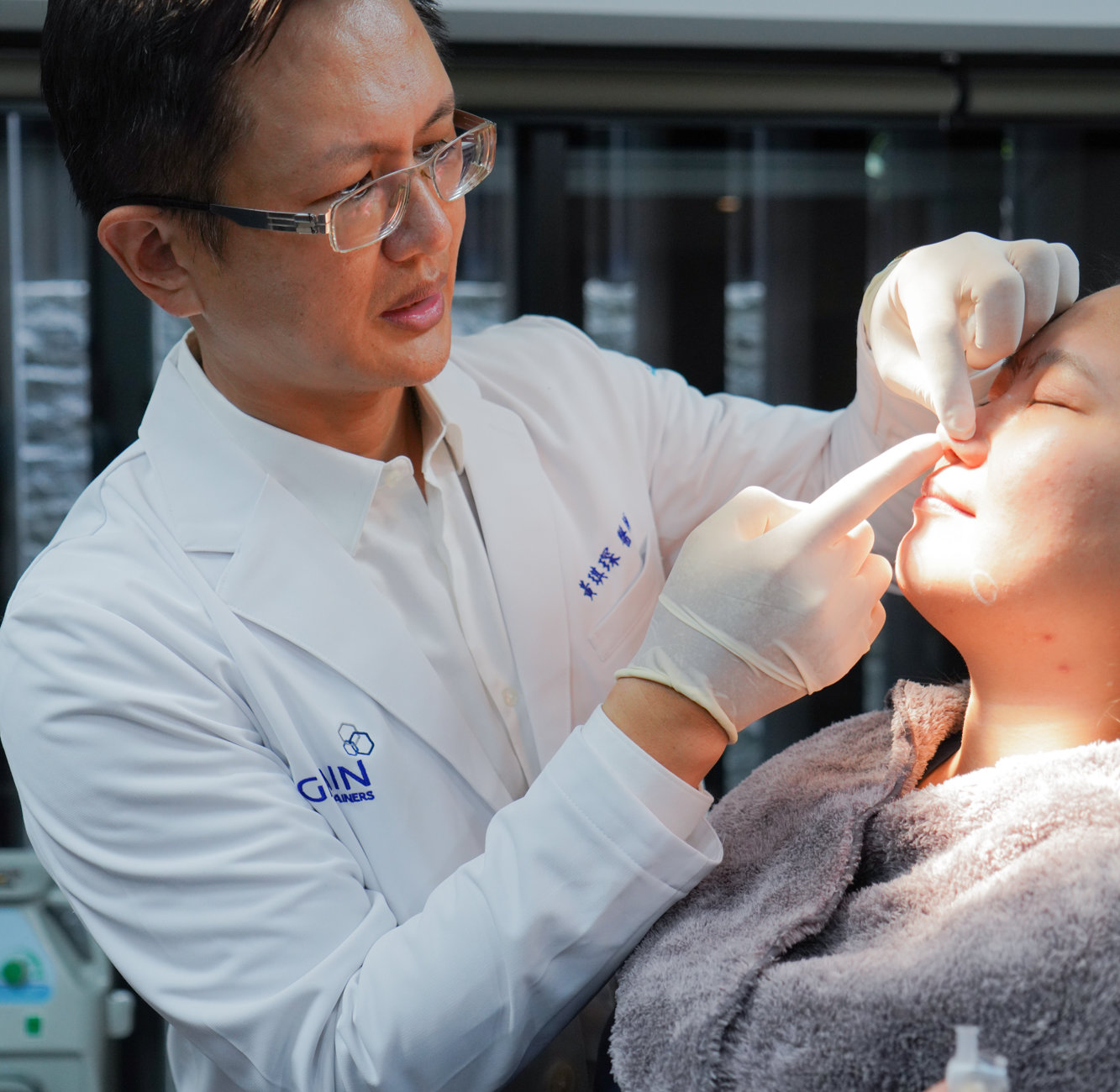 玻尿酸(Hyaluronic Acid)鼻子注射入針孔,由黃琪琛院長示範