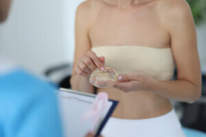 造成二次隆乳手術的原因有哪些?不想隆乳重做找對醫師很重要!二次隆乳費用、恢復期說明